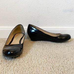 Marcie:CL by Laundry 1&1/2”black closed toe wedge
